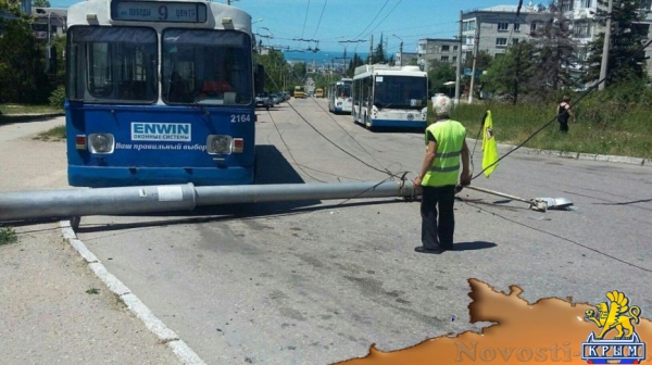В Севастополе поперек дороги рухнул столб - движение ограничено [фото]  - «Происшествия»