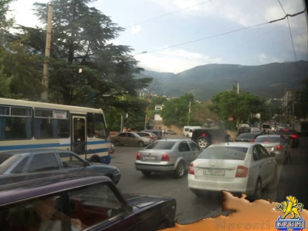 Из-за крупного ДТП в Массандре в пробке стоит вся Ялта - «Новости Крыма»