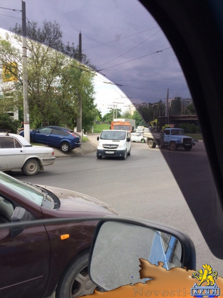 В Симферополе иномарка «запрыгнула» на газон - «Новости Крыма»