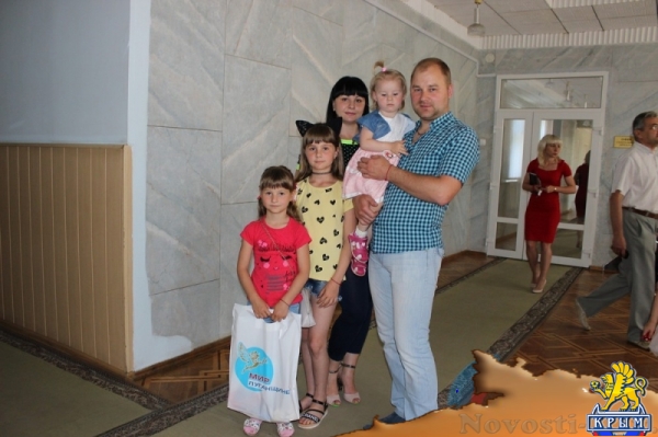 В Луганске тридцать многодетных семей получили материальную помощь (ФОТО) - «Общество Крыма»