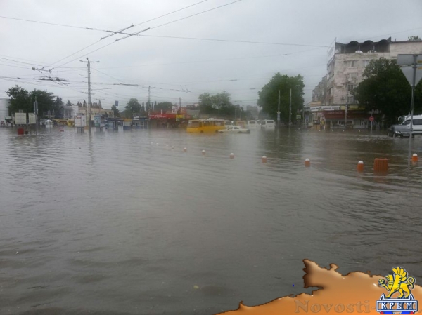 Поплавать на матрасах и не заезжать за «буйки»: симферопольцы повеселились после ливня - «Общество» Поплавать на матрасах и не заезжать за «буйки»: симферопольцы повеселились после ливня - «Общество»
