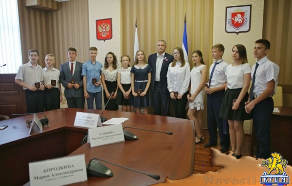 Юные крымчане получили паспорта из рук Аксёнова в честь Дня России (ФОТО, ВИДЕО) - «Общество Крыма» Юные крымчане получили паспорта из рук Аксёнова в честь Дня России (ФОТО, ВИДЕО) - «Общество Крыма»