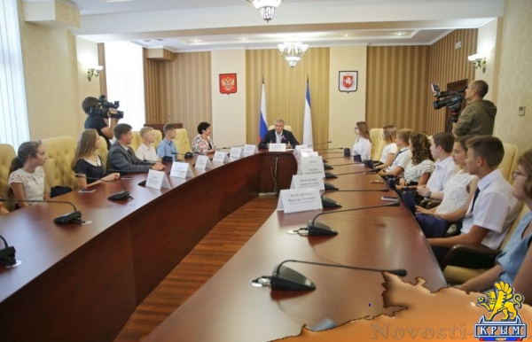 Юные крымчане получили паспорта из рук Аксёнова в честь Дня России (ФОТО, ВИДЕО) - «Общество Крыма» Юные крымчане получили паспорта из рук Аксёнова в честь Дня России (ФОТО, ВИДЕО) - «Общество Крыма»