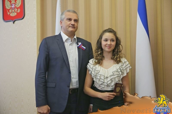 Юные крымчане получили паспорта из рук Аксёнова в честь Дня России (ФОТО, ВИДЕО) - «Общество Крыма» Юные крымчане получили паспорта из рук Аксёнова в честь Дня России (ФОТО, ВИДЕО) - «Общество Крыма»