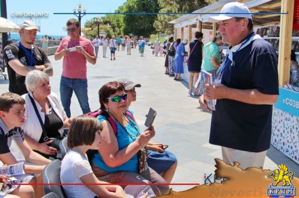 Писатель Евгений Белоусов представил свою книгу об Айвазовском на фестивале «Книжные аллеи» (ФОТО) - «Общество Крыма»