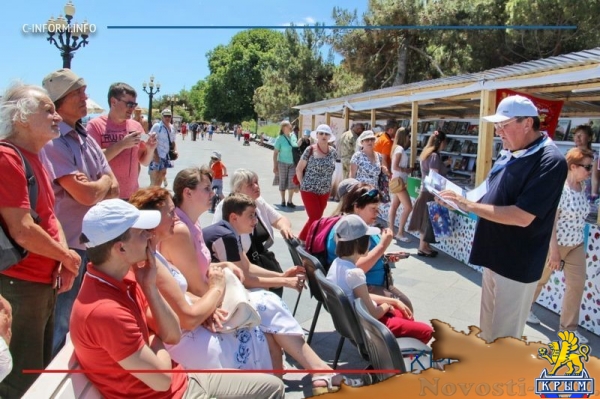 Писатель Евгений Белоусов представил свою книгу об Айвазовском на фестивале «Книжные аллеи» (ФОТО) - «Общество Крыма»