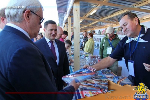 Писатель Евгений Белоусов представил свою книгу об Айвазовском на фестивале «Книжные аллеи» (ФОТО) - «Общество Крыма»