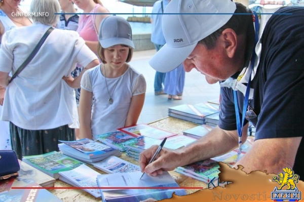 Писатель Евгений Белоусов представил свою книгу об Айвазовском на фестивале «Книжные аллеи» (ФОТО) - «Общество Крыма»