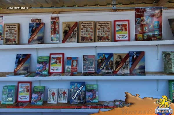 Писатель Евгений Белоусов представил свою книгу об Айвазовском на фестивале «Книжные аллеи» (ФОТО) - «Общество Крыма»