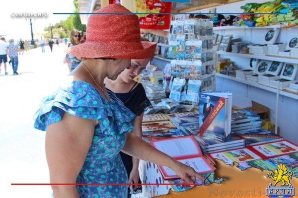 Писатель Евгений Белоусов представил свою книгу об Айвазовском на фестивале «Книжные аллеи» (ФОТО) - «Общество Крыма»