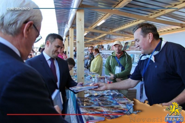 Писатель Евгений Белоусов представил свою книгу об Айвазовском на фестивале «Книжные аллеи» (ФОТО) - «Общество Крыма»