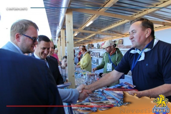 Писатель Евгений Белоусов представил свою книгу об Айвазовском на фестивале «Книжные аллеи» (ФОТО) - «Общество Крыма»