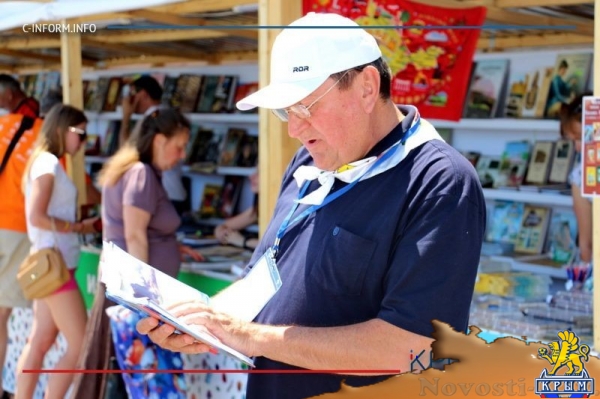 Писатель Евгений Белоусов представил свою книгу об Айвазовском на фестивале «Книжные аллеи» (ФОТО) - «Общество Крыма»