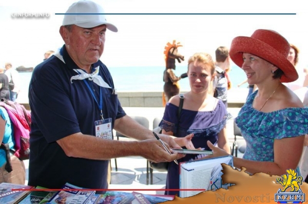 Писатель Евгений Белоусов представил свою книгу об Айвазовском на фестивале «Книжные аллеи» (ФОТО) - «Общество Крыма»