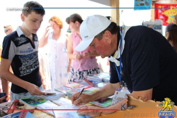 Писатель Евгений Белоусов представил свою книгу об Айвазовском на фестивале «Книжные аллеи» (ФОТО) - «Общество Крыма»