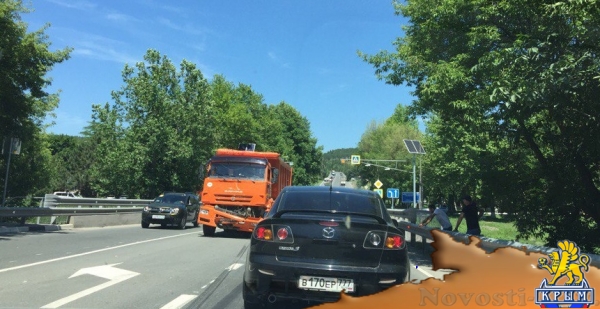 В Симферополе "КамАЗ" вытолкнул легковушку на "встречку": пострадала девушка-водитель (ФОТО, ВИДЕО) - «Симферополь» В Симферополе "КамАЗ" вытолкнул легковушку на "встречку": пострадала девушка-водитель (ФОТО, ВИДЕО) - «Симферополь»