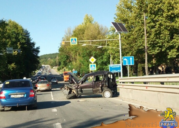 В Симферополе "КамАЗ" вытолкнул легковушку на "встречку": пострадала девушка-водитель (ФОТО, ВИДЕО) - «Симферополь» В Симферополе "КамАЗ" вытолкнул легковушку на "встречку": пострадала девушка-водитель (ФОТО, ВИДЕО) - «Симферополь»