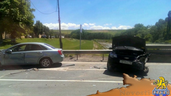В Симферополе "КамАЗ" вытолкнул легковушку на "встречку": пострадала девушка-водитель (ФОТО, ВИДЕО) - «Симферополь» В Симферополе "КамАЗ" вытолкнул легковушку на "встречку": пострадала девушка-водитель (ФОТО, ВИДЕО) - «Симферополь»