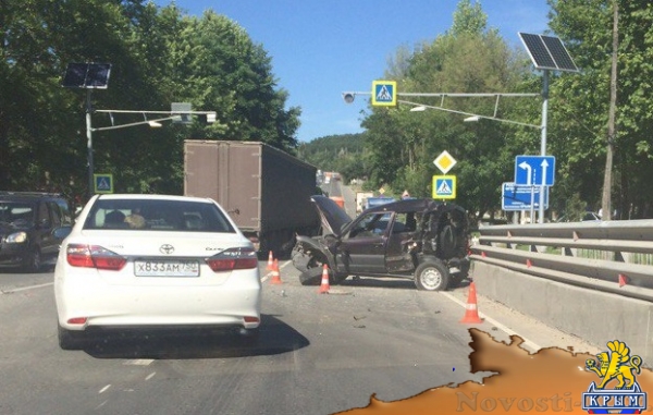 В Симферополе "КамАЗ" вытолкнул легковушку на "встречку": пострадала девушка-водитель (ФОТО, ВИДЕО) - «Симферополь» В Симферополе "КамАЗ" вытолкнул легковушку на "встречку": пострадала девушка-водитель (ФОТО, ВИДЕО) - «Симферополь»