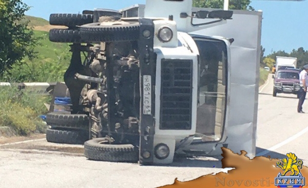 На трассе Симферополь-Севастополь "прилег" грузовик с пивом (ФОТО) - «Симферополь» На трассе Симферополь-Севастополь "прилег" грузовик с пивом (ФОТО) - «Симферополь»