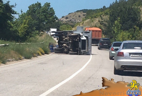 На трассе Симферополь-Севастополь "прилег" грузовик с пивом (ФОТО) - «Симферополь» На трассе Симферополь-Севастополь "прилег" грузовик с пивом (ФОТО) - «Симферополь»
