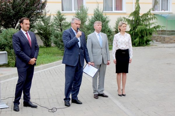 Специалисты Госкомрегистра получили свидетельства госрегистраторов лично от Главы Республики Крым Сергея Аксёнова - «Госкомрегистр»