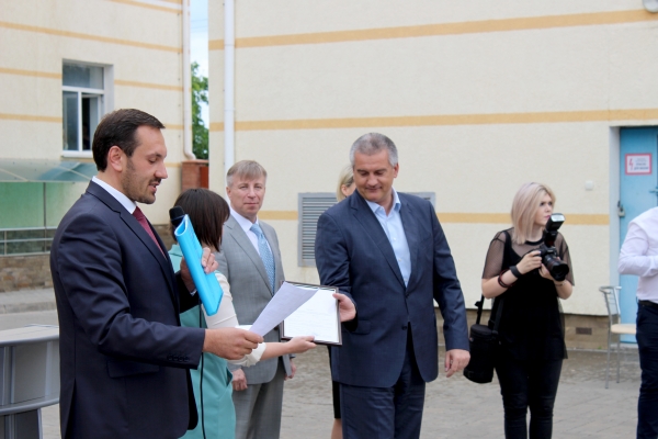 Специалисты Госкомрегистра получили свидетельства госрегистраторов лично от Главы Республики Крым Сергея Аксёнова - «Госкомрегистр»