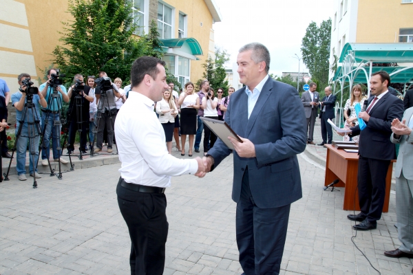 Специалисты Госкомрегистра получили свидетельства госрегистраторов лично от Главы Республики Крым Сергея Аксёнова - «Госкомрегистр»