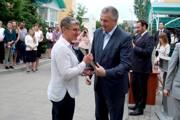 Специалисты Госкомрегистра получили свидетельства госрегистраторов лично от Главы Республики Крым Сергея Аксёнова - «Госкомрегистр»