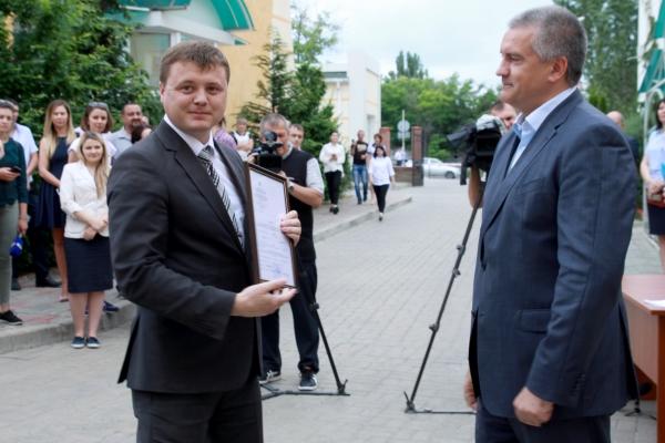 Специалисты Госкомрегистра получили свидетельства госрегистраторов лично от Главы Республики Крым Сергея Аксёнова - «Госкомрегистр»