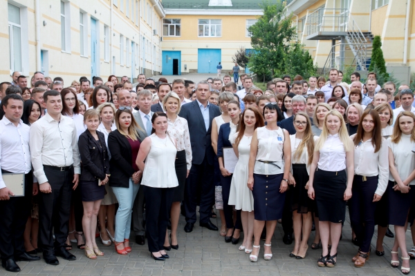 Специалисты Госкомрегистра получили свидетельства госрегистраторов лично от Главы Республики Крым Сергея Аксёнова - «Госкомрегистр»