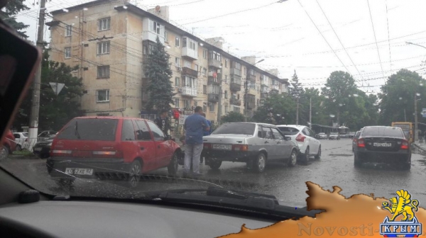В центре Симферополя во время непогоды автомобиль сбил женщину - «Новости Крыма»