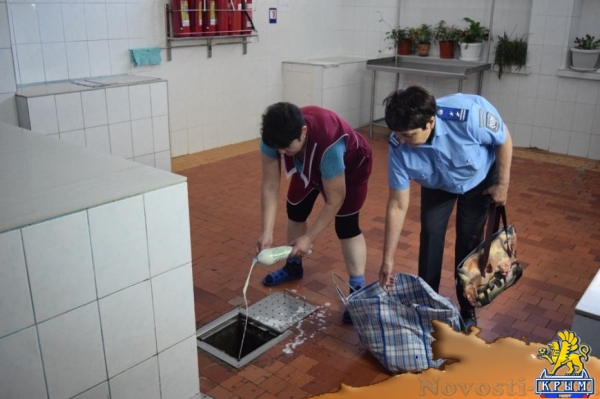 В Симферополе у торговцев отбирали молоко и выливали в канализацию - «Новости Крыма»