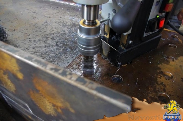 Керченские судостроители работают на мост в Крым - «Керчь»