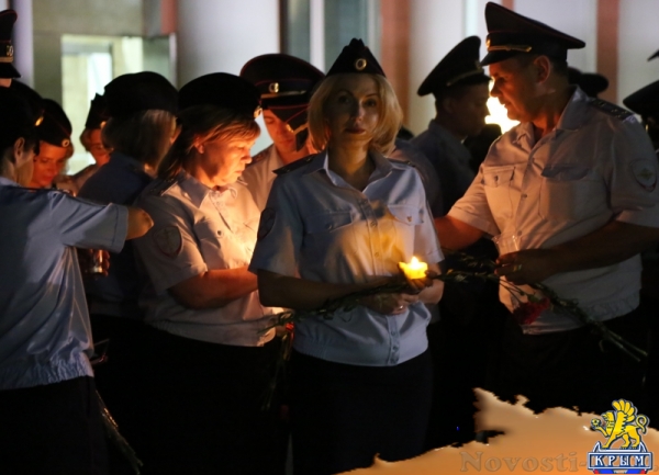 Полицейские пронесли по центру Симферополя 1,5 тысячи зажженных свечей (ФОТО) - «Симферополь»