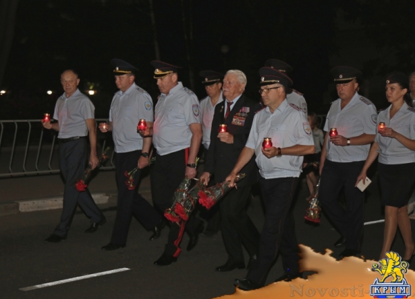Полицейские пронесли по центру Симферополя 1,5 тысячи зажженных свечей (ФОТО) - «Симферополь»