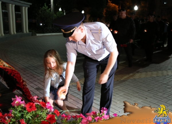 Полицейские пронесли по центру Симферополя 1,5 тысячи зажженных свечей (ФОТО) - «Симферополь»