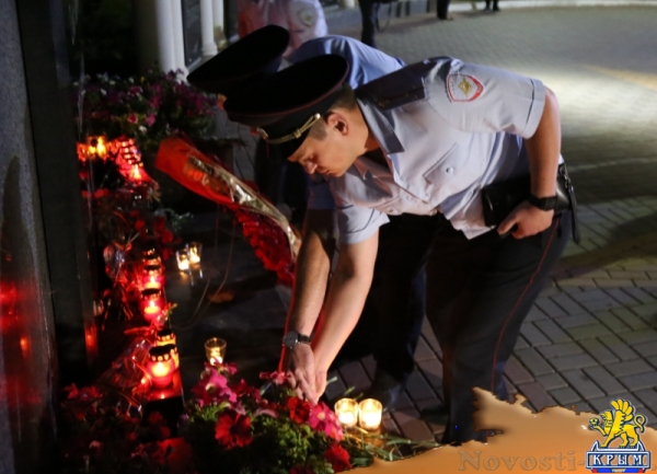 Полицейские пронесли по центру Симферополя 1,5 тысячи зажженных свечей (ФОТО) - «Симферополь»