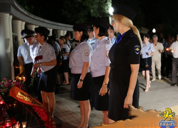 Полицейские пронесли по центру Симферополя 1,5 тысячи зажженных свечей (ФОТО) - «Симферополь»