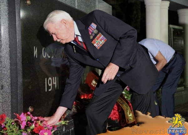 Полицейские пронесли по центру Симферополя 1,5 тысячи зажженных свечей (ФОТО) - «Симферополь»