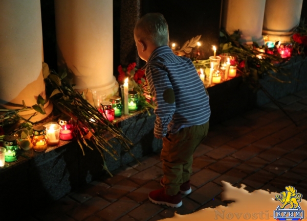 Полицейские пронесли по центру Симферополя 1,5 тысячи зажженных свечей (ФОТО) - «Симферополь»