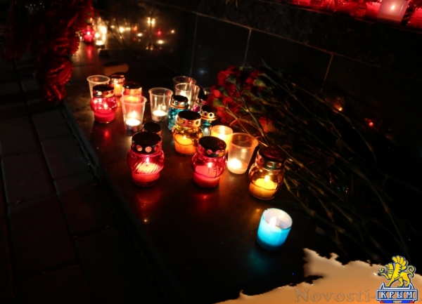 Полицейские пронесли по центру Симферополя 1,5 тысячи зажженных свечей (ФОТО) - «Симферополь»