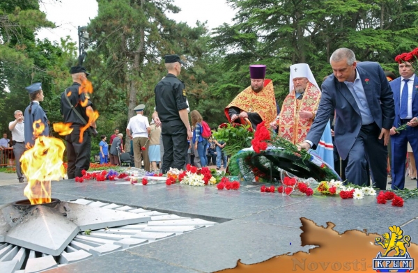 В день памяти и скорби в Симферополе возложили цветы к могиле Неизвестного солдата (ФОТО) - «Симферополь»