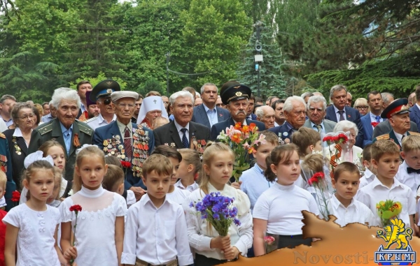 В день памяти и скорби в Симферополе возложили цветы к могиле Неизвестного солдата (ФОТО) - «Симферополь»