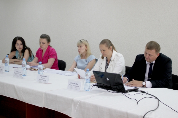 С целью улучшения качества приема документов у заявителей в МФЦ специалисты Госкомрегистра провели обучающий семинар - «Госкомрегистр»