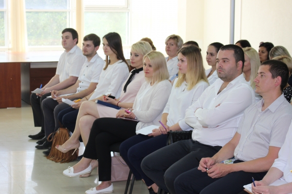 С целью улучшения качества приема документов у заявителей в МФЦ специалисты Госкомрегистра провели обучающий семинар - «Госкомрегистр»