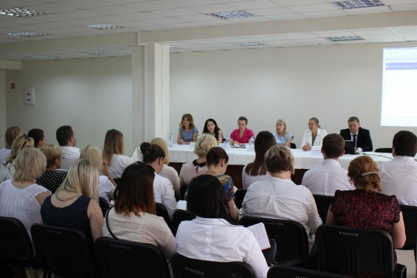 С целью улучшения качества приема документов у заявителей в МФЦ специалисты Госкомрегистра провели обучающий семинар - «Госкомрегистр»