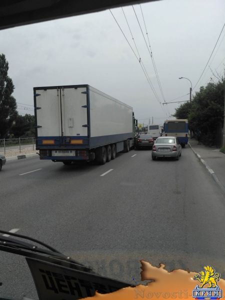 Евпаторийское шоссе «встало» из-за аварии с фурой и легковушкой - «Происшествия»