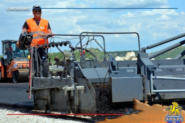 Строители уложили первый асфальт на километровом участке трассы Дубки – Левадки под Симферополем (ФОТО, ВИДЕО) - «Культура Крыма»