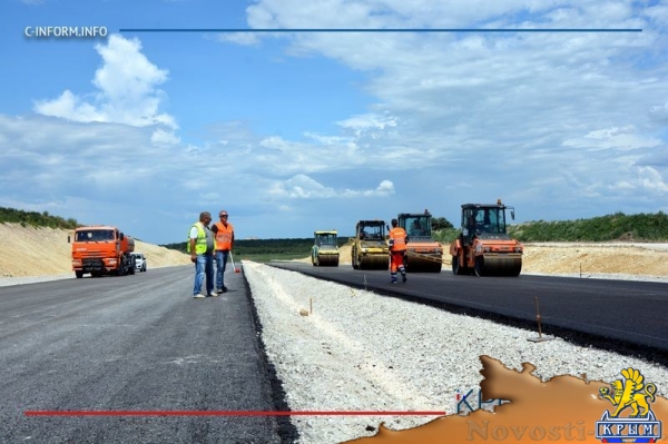 Строители уложили первый асфальт на километровом участке трассы Дубки – Левадки под Симферополем (ФОТО, ВИДЕО) - «Культура Крыма»